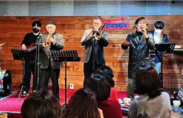 교회야? 클럽이야? 재즈 복음 커피향 어우러지다
